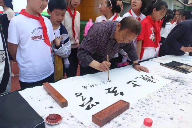 西鄉(xiāng)縣東關(guān)小學(xué)隆重舉行第八屆“紅梅杯”校園讀書節(jié)系列活動(dòng)插圖2