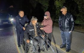 以警心暖民心，民警深夜救助走失老人回家縮略圖